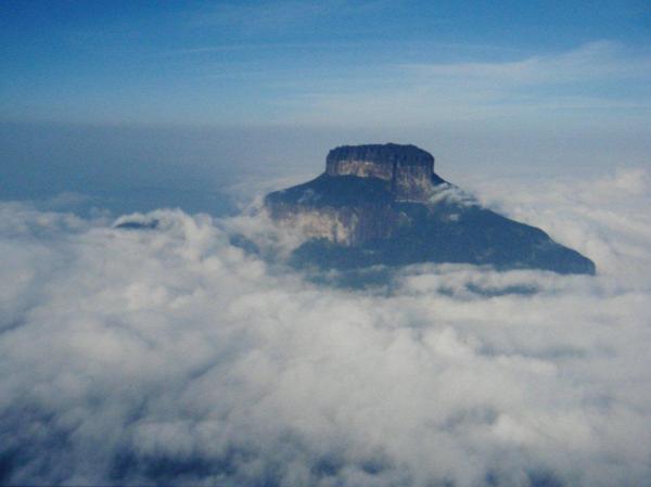Bild 1 von 8: Die Llanos-Sümpfe werden im Osten Venezuelas vom Guyana-Hochland begrenzt - ein undurchdringlicher Dschungel, aus dem die imposanten Tafelberge (Tepuis) emporragen. Flugaufnahmen vermitteln eindrucksvoll die bizarre Schönheit der gewaltigen Sandsteinblöcke aus der Urzeit.