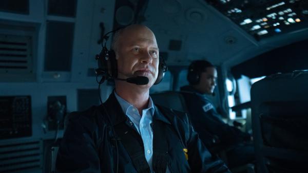 Bild 1 von 3: Leslie Kampschror und der Testpilot simulieren einen todesverachtenden Flug, um herauszufinden, warum der TWA-Flug 841 zu Boden stürzte.