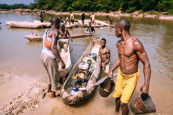 Bild 1 von 10: Diamantenfieber in Sierra Leone: Diamantensucher am Sewa River in Sierra Leone bei der täglichen Jagd nach den wertvollen Steinen.