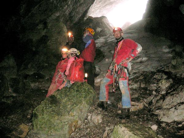 Bild 1 von 7: Im Bild: Höhlenforscher in der Höhle.