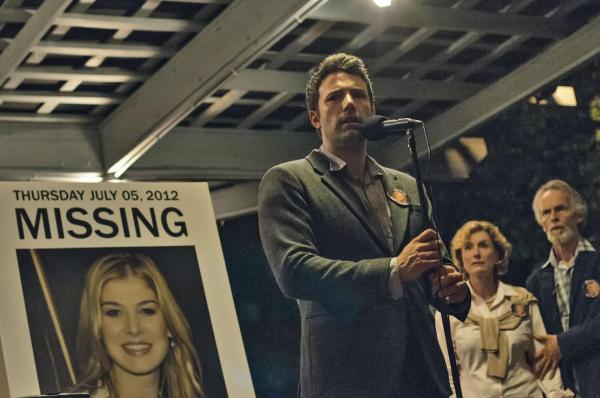 Bild 1 von 16: Können Amys Eltern (Lisa Barnes, M., David Clennon, r.) ihrem Schwiegersohn Nick (Ben Affleck, l.) Glauben schenken, dass er, obwohl er sich dauernd in Widersprüche verstrickt, nichts mit dem spurlosen Verschwinden ihrer Tochter zu tun hat?