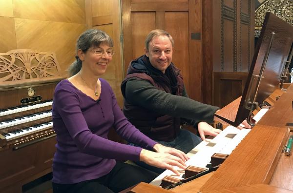 Bild 1 von 4: Tobi Kämmerer mit Kantorin Susanne Rohn in der Bad Homburger Erlöserkirche.