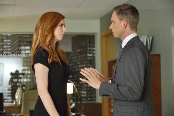 Bild 1 von 2: Donna (Sarah Rafferty) entdeckt brisante Beweise - und bringt damit eine Wahrheit ans Licht, die Mike (Patrick J. Adams) zutiefst erschüttert. Doch wer hat hier wirklich wen verraten?