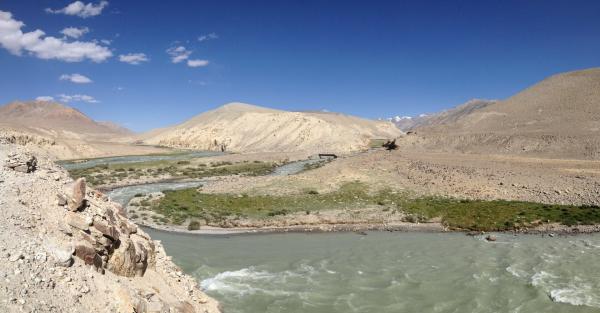 Bild 1 von 4: Der Pandsch trennt Tadschikistan links von Afghanistan rechts.
