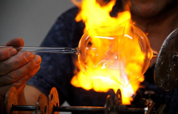 Bild 1 von 5: Aus einfachen gläsernen Röhren und Kolben entstehen in seiner Werkstatt dünnwandige Glocken, filigrane Weihnachtsmänner und  - natürlich - traditionelle Christbaumkugeln.