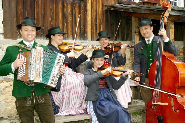 Bild 1 von 15: Im Bild: Grazer Festtagsmusi.