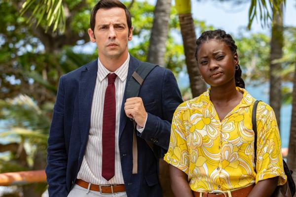Bild 1 von 3: Detective Neville Parker (Ralf Little) und Naomi Thomas (Shantol Jackson) sind auf der Insel nicht sonderlich willkommen, in ihrer Funktion als ermittelnde Polizisten.