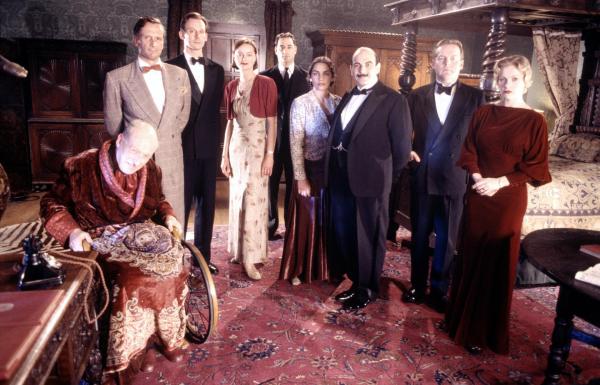 Bild 1 von 5: Im Bild: Vernon Dobtcheff, Brian Gwaspari, Simon Roberts, Catherine Rabett, Ayub Khan-Din, Sasha Behar, David Suchet, Eric Carte, Andrée Bernard.