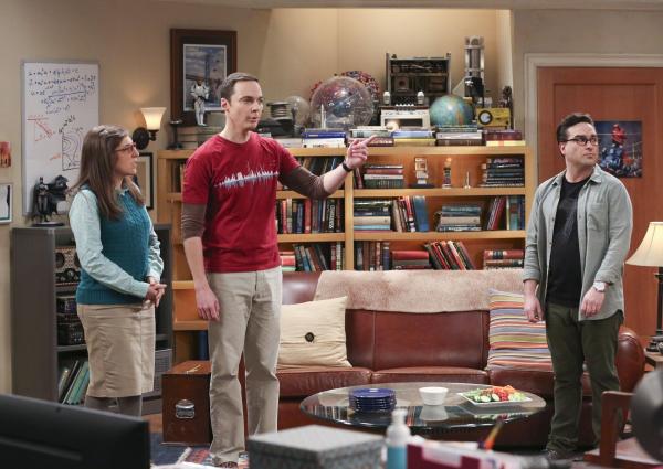 Bild 1 von 19: Treffen nach den ereignisreichen Feiertagen endlich wieder aufeinander und haben einiges zu berichten: Amy (Mayim Bialik, l.), Sheldon (Jim Parsons, M.) und Leonard (Johnny Galecki, r.) ...