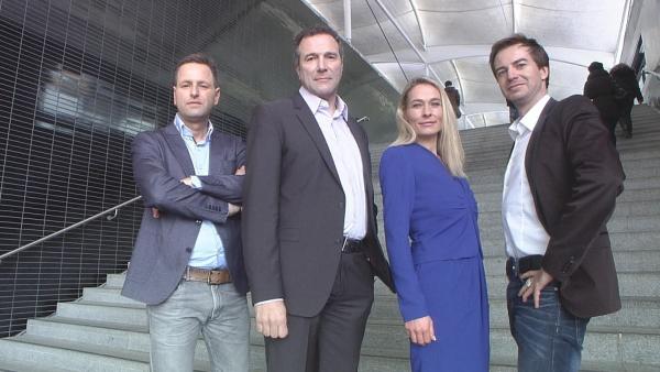 Bild 1 von 2: Jenseits der sachlich-nüchternen Juristerei setzen sich Alexander Hold (2.v.l.), Stephan Lucas (l.), Alexander Stephens (r.) und Isabella Schulien (2.v.r.) mit vollem Einsatz für Familien ein, die den Glauben an die Gerechtigkeit zu verlieren drohen ...