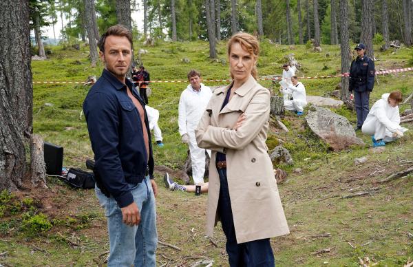 Bild 1 von 9: Jonas Kerschbaumer (Gabriel Raab, links) und \