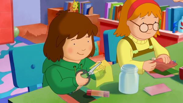 Bild 1 von 6: Laura und Sophie basteln im Kindergarten Teelichtgläser für Frau Federleins Geburtstag.