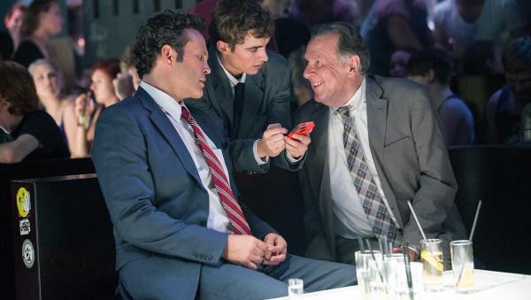 Bild 1 von 11: Als Dan Trunkman (Vince Vaughn, l.), Timothy McWinters (Tom Wilkinson, r.) und Mike Pancake (Dave Franco, M.) nach Deutschland reisen, um ein wichtiges Geschäft abzuschließen, werden sie mit dem Oktoberfest, Anti-G8-Proteste, Berlin-Marathon und dem schwulen Fetisch-Festival \