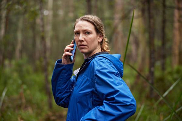 Bild 1 von 9: Alice Russell (Anna Torv) arbeitet als Informantin für die Polizei und versucht Beweise zu sammeln, die ihren Chef des Finanzbetrugs überführen sollen.