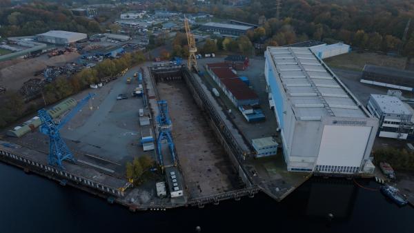 Bild 1 von 8: In der Rendsburger Werft Nobiskrug stehen alle Maschinen still. Investor Lars Windhorst ist abgetaucht.