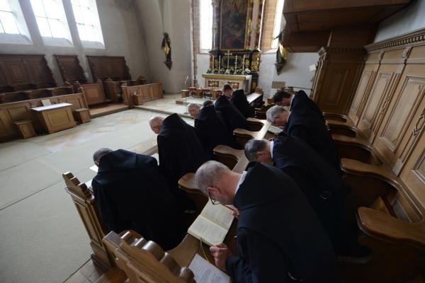 Bild 1 von 5: Mönche beten in der Kirche Mariä Himmelfahrt.