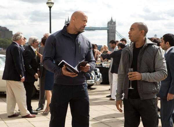 Bild 1 von 16: Hobbs (Dwayne Johnson, l.) und Tej (Chris Bridges, r.) versuchen, in London an Informationen über Shaw und dessen Pläne zu kommen, doch so einfach macht es ihnen der Ex-Soldat nicht ...