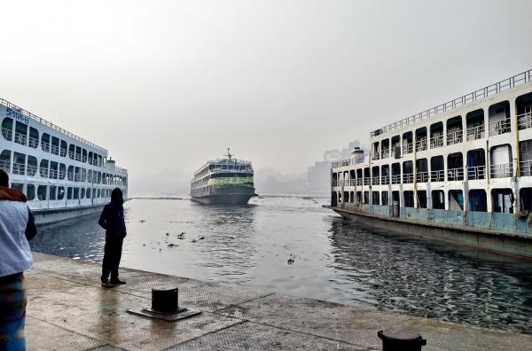 Bild 1 von 5: Täglich treffen mehr als 2.000 Klimavertriebene im Hafen von Sadarghat in Dhaka, der Hauptstadt Bangladeschs, ein.