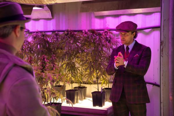 Bild 1 von 14: Matthew Berger (Jeremy Strong, l.); Mickey Pearson (Matthew McConaughey, r.)
