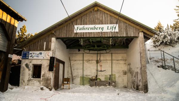 Bild 1 von 12: Der Fahrenberg Lift im Skigebiet am Herzogstand stammt noch aus den 60er Jahren. Die Auffahrt mit dem nostalgischen Bügellift ist steil, dafür ist hier das Skifahren noch bezahlbar und die Aussicht hat einst schon König Ludwig II. verzaubert.