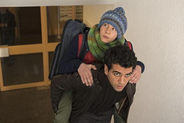 Bild 1 von 10: David Müller (Philip Noah Schwarz, l.); Lenny Reinhard (Elyas M'Barek, r.)