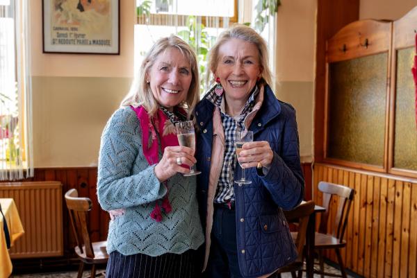 Bild 1 von 10: Im Bild: Erika Deutinger und Liliana Nelska nach den Dreharbeiten im Gasthaus Timo.