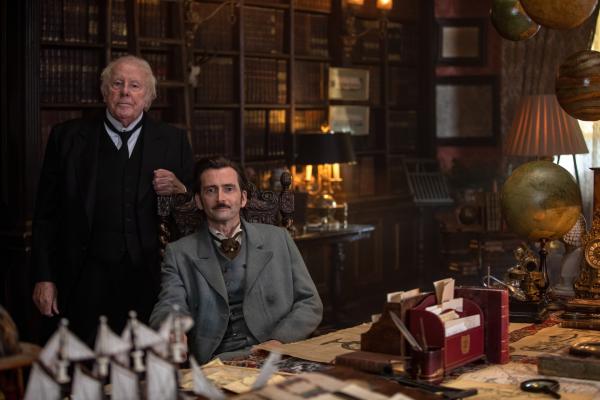 Bild 1 von 11: Als Phileas Fogg (David Tennant, r.) die Wette nach seiner Rückkehr nach London für verloren hält, ist es sein alter Diener Grayson (Richard Wilson, l.), der Fogg auf den Fehler in seinen Berechnungen hinweist.