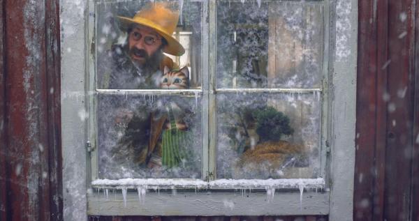 Bild 1 von 11: Im Bild: Pettersson (Stefan Kurt) mit Findus hinter dem Fenster.