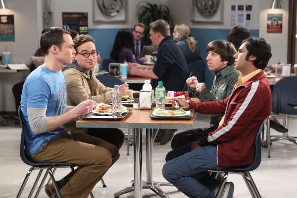 Bild 1 von 29: Während Sheldon (Jim Parsons, l.) seine schlechte Laune an Amy auslässt, muss Leonard (Johnny Galecki, 2.v.l.) mit Penny klarkommen. Howard (Simon Helberg, 2.v.r.) und Raj (Kunal Nayyar, r.) treffen einen unerwarteten Gast ...
