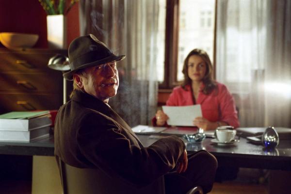 Bild 1 von 21: Edgar Ulmer (Martin Semmelrogge, l.), gewiefter Privatdetektiv, hält Sandra (Rebecca Immanuel, r.) auf Trab. Er wurde von der Polizei dabei beobachtet, wie er über ein Baugerüst in eine Privatwohnung einsteigen wollte. Nun muss Sandra seine Unschuld beweisen ...