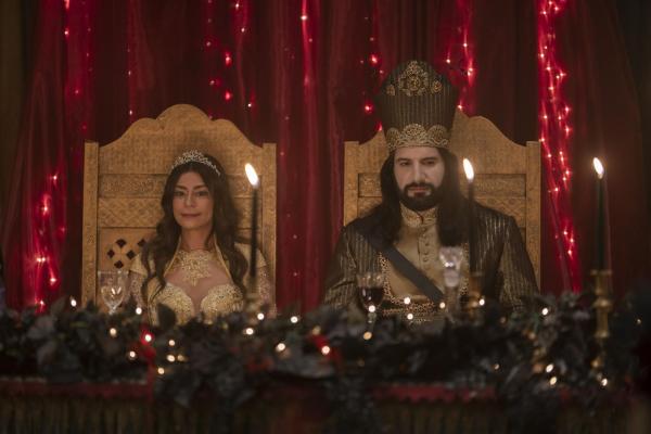 Bild 1 von 6: Marwa (Parisa Fakhri, l.); Nandor (Kayvan Novak, r.)