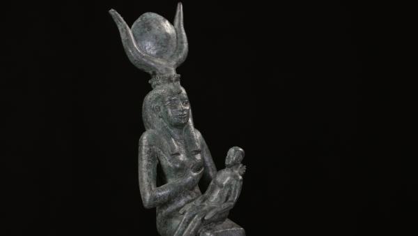 Bild 1 von 1: Die Mythologie um die Göttin Isis ist sehr komplex. Unter anderem gebar sie Horus, der zum König Ägyptens wurde. Daher wurden alle Herrscher als \