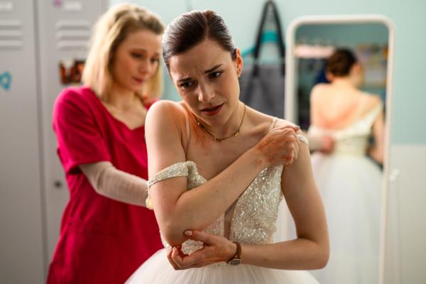 Bild 1 von 6: Von links: Mia Kunze (Antonia Döring) und Sofia Abbas (Kiara Brunken)