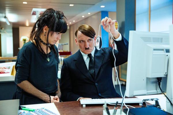 Bild 1 von 13: Noch ahnt Fräulein Krömeier (Franziska Wulf, l.) nicht, dass sie tatsächlich mit dem echten Adolf Hitler (Oliver Masucci, r.) zusammenarbeitet, der sein Ziel - die Weltherrschaft - noch immer nicht aus den Augen verloren hat ...