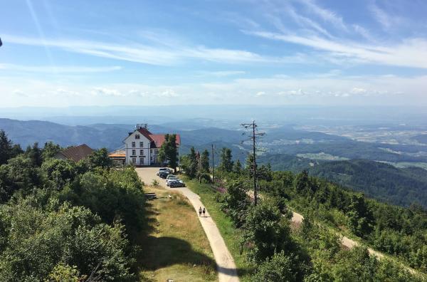 Bild 1 von 5: Moderator Steffen König wagt den Flug mit dem Gleitschirm vom Blauen, dem Hausberg von Badenweiler.