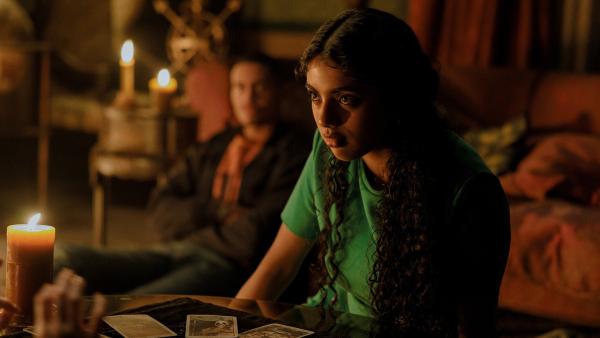 Bild 1 von 7: Grant (Adain Bradley) und Paige (Avantika) lassen sich ihr Horoskop legen.