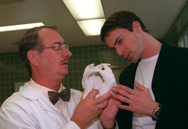 Bild 1 von 1: Im Bild (v.li.): Gerhard Zemann (Dr. Graf), Gedeon Burkhard (Alexander Brandtner).