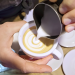 Wie ein Barista Espresso und Latte Art macht