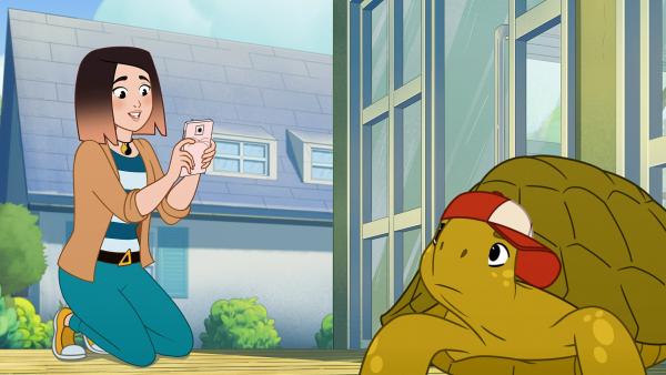 Bild 1 von 2: Alina (l.) präsentiert: Törtel (r.), den Internet-Star! Doch diese Aufmerksamkeit will die kleine Schildkröte eigentlich gar nicht.