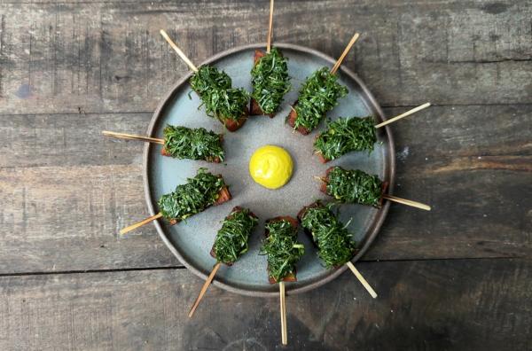 Bild 1 von 3: In Rumänien sind die gegrillten Hackfleischröllchen, die traditionell auf Spießen serviert werden, fester Teil des Speiseplans.