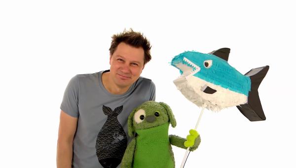 Bild 1 von 2: André und Knolle mit einem Hai