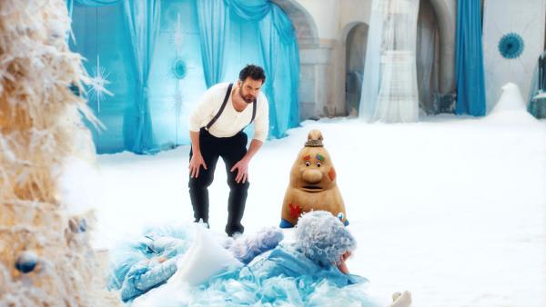 Bild 1 von 4: Beutolomäus und Sascha (Simon Böer) wollen den Elfen zeigen, welchen Schaden der falsche Weihnachtsmann Ruprecht in der Weihnachtswelt angerichtet hat. Aber die Elfen schlafen.