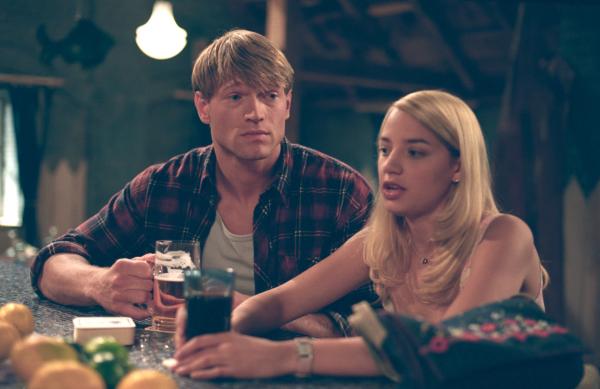 Bild 1 von 1: Sven (Jorres Risse, l.) will mit Sofia (Jytte-Merle Böhrnsen, r.) \