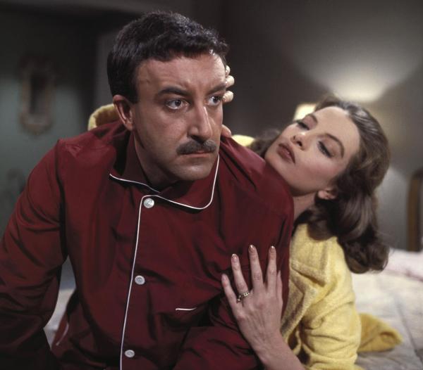 Bild 1 von 4: Insp. Jacques Clouseau (Peter Sellers, l.); Simone Clouseau (Capucine, r.)