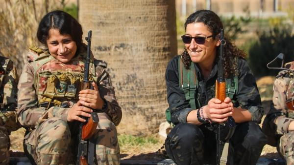 Bild 1 von 4: Aryan Afrin (r.) verteidigt als kurdische Kämpferin an der türkischen Grenze die Autonomie Rojavas und bildet junge Rekrutinnen aus.