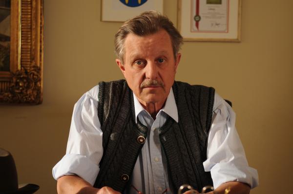 Bild 1 von 7: Der Bürgermeister (Werner Rom) ist ratlos.