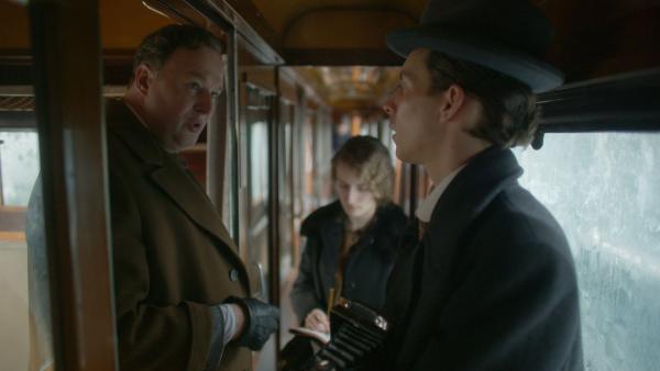 Bild 1 von 11: Nach dem Mord an Dora Perske nimmt Ernst Gennat (Stephan Grossmann, l.) den Tatort in Augenschein. Die Untersuchung erfolgt dabei nach den neuesten von ihm entwickelten Ermittlungsmethoden.