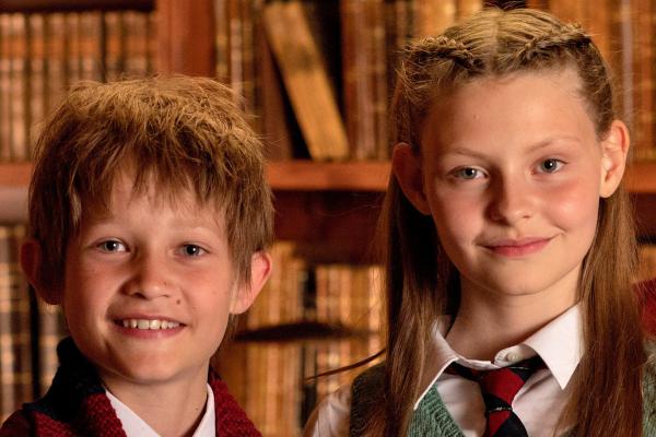 Bild 1 von 6: Als der magische Kristall des Winterkönigs gestohlen wird, fällt der Verdacht auf Lucias (Ella Testa Kusk, rechts) besten Freund Oscar (Bertil Smith, links).
© KiKA/DELUCA FILM - Honorarfreie Verwendung gemäß AGB im redaktionellen Zusammenhang mit genannter Sendung bei Nennung \