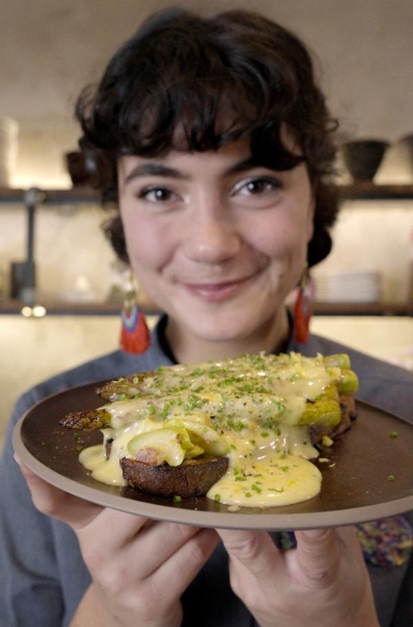 Bild 1 von 2: Für die herzhafte Spargelstulle hat Köchin Lucie grünen Spargel, Speck und Schalotten angebraten.