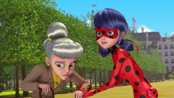 Bild 1 von 11: Als Marinette erfährt, dass Adrien mit Kagami ein Wochenende in London zu verbringen will, schreibt sie ihm einen Brief, um ihm ihre Gefühle zu gestehen, bevor es zu spät ist. Doch ein bettlägeriger Meister Fu betraut sie mit einem Brief für Marianne, einer alten Freundin, der er nie seine Liebe gestehen konnte. Doch Marinette vertauscht die beiden Briefe und gibt Marianne versehentlich den Brief für Adrien, den sie missversteht. Sie wird von Hawk Moth akumatisiert. Als Backwarder will sie mit ihrem magischen Zauberstab verlorene Zeit wiedergutmachen, indem sie sie anderen wegnimmt.